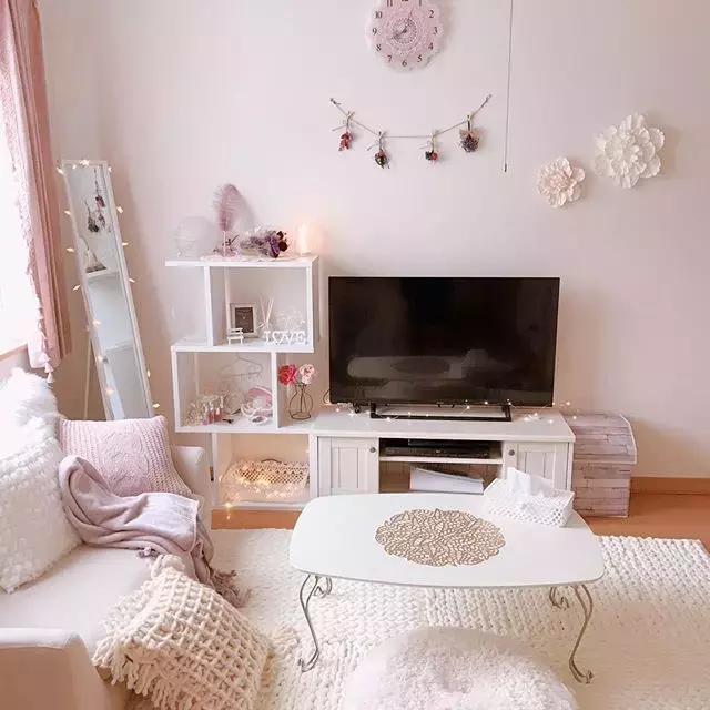 2-3 白色與粉紅色的房間